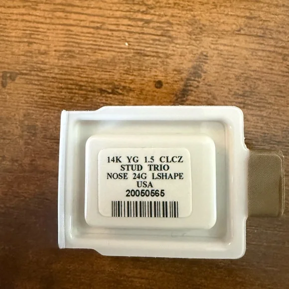 14K Yellow Gold Nose Stud NWT - Picture 2 of 2